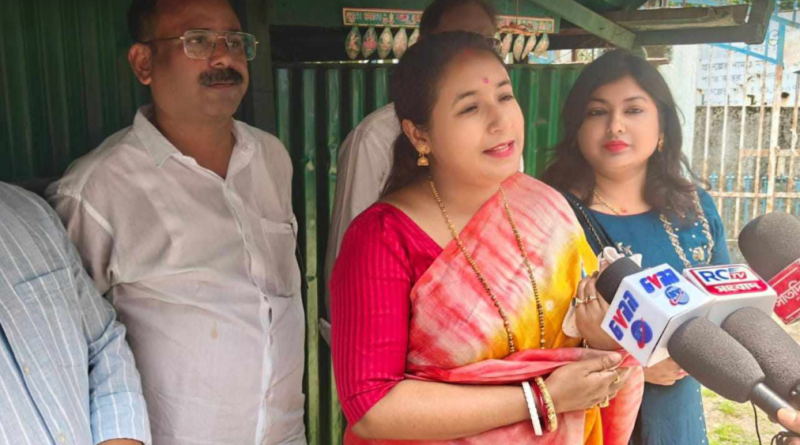 বেস্ট কলকাতা নিউজ : বাগডোগরাতে সপরিবারে ভোট দিলেন তৃণমূল নেত্রী পাপিয়া ঘোষ