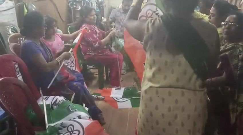 বেস্ট কলকাতা নিউজ : সামনেই রয়েছে নির্বাচন , শিলিগুড়িতে জোরকদমে চলছে পতাকা লাগানোর কাজ