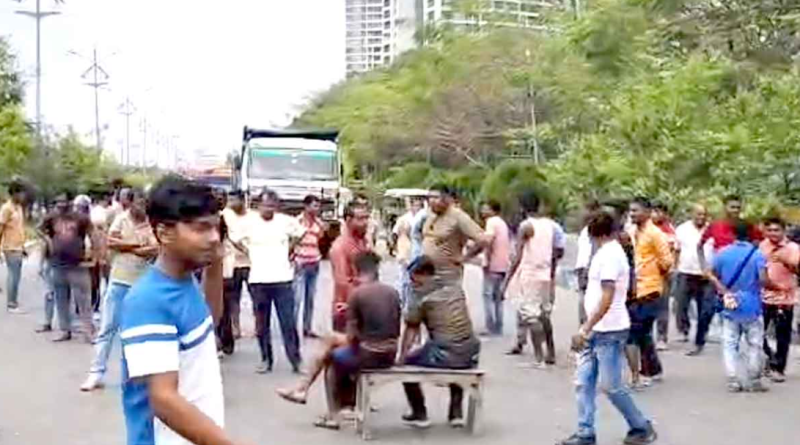 বেস্ট কলকাতা নিউজ : নিউটাউনে জলাশয়ে বুজিয়ে বেআইনি নির্মাণ! গায়ে কেরোসিন ঢেলে চললো এক তুমুল বিক্ষোভ, বিশ্ব বাংলা সরণিতে জ্বলল আগুন