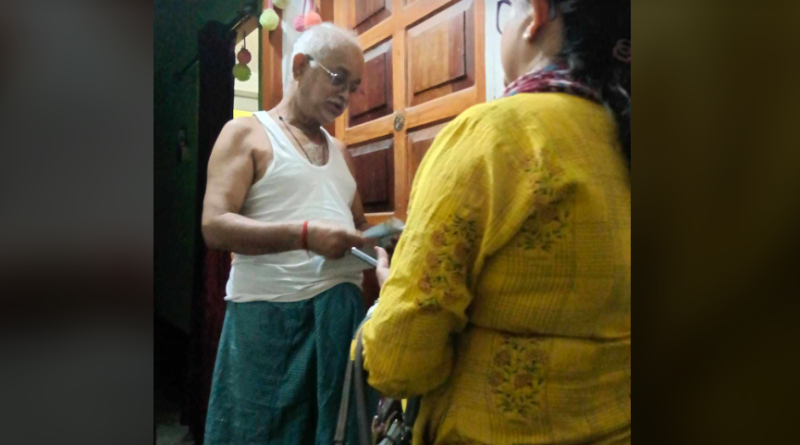 বেস্ট কলকাতা নিউজ : বাড়িতে বাড়িতে গিয়ে ভোটারদের কাছে মুখ্যমন্ত্রীর বার্তা পৌঁছে দিচ্ছেন শ্রাবণী দত্ত