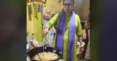 বেস্ট কলকাতা নিউজ : তিনি তৃণমূল কংগ্রেসের কাউন্সিলর, দলের হয়ে প্রচার করতে বেরিয়ে চপ ভাজলেন শ্রাবনী দত্ত