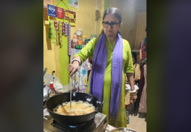 বেস্ট কলকাতা নিউজ : তিনি তৃণমূল কংগ্রেসের কাউন্সিলর, দলের হয়ে প্রচার করতে বেরিয়ে চপ ভাজলেন শ্রাবনী দত্ত