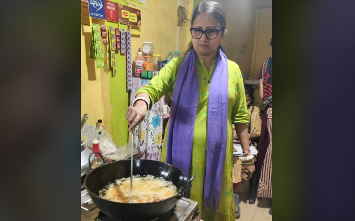 বেস্ট কলকাতা নিউজ : তিনি তৃণমূল কংগ্রেসের কাউন্সিলর, দলের হয়ে প্রচার করতে বেরিয়ে চপ ভাজলেন শ্রাবনী দত্ত