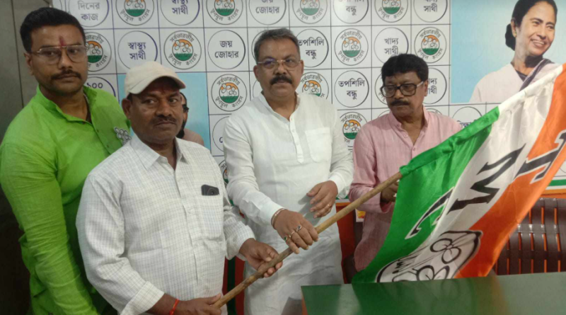 বেস্ট কলকাতা নিউজ : ভোটের মুখে ফের গেরুয়া শিবিরে এক বিরাট ভাঙ্গন! ঘাস ফুলে যোগ দিলেন ফেকু সাহানি