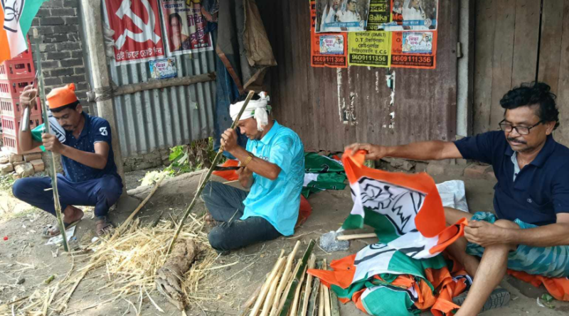 বেস্ট কলকাতা নিউজ : আরামবাগ ব্লকের ৪ টিবুথে চলছে ফ্ল্যাগ ও ফেস্টুন বাধার কাজ, নেতৃত্বে আছেন বুথ সভাপতি মীর চঞ্চল