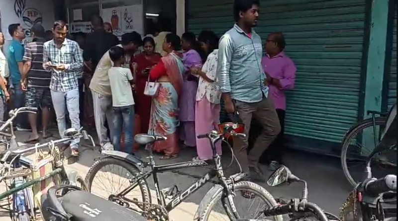 বেস্ট কলকাতা নিউজ : গ্যাস নিতে এসে চরম ভোগান্তি, মেয়রকে দেখে ক্ষোভে ফেটে পড়লেন গ্রাহকেরা