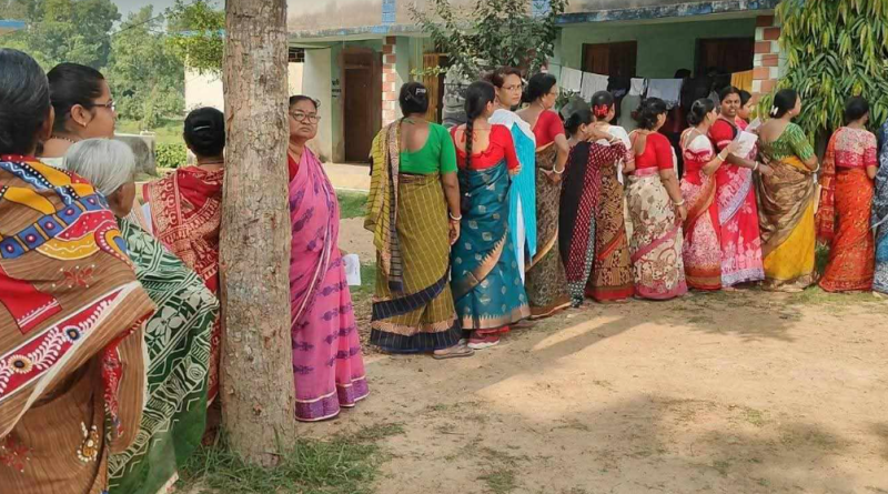 বেস্ট কলকাতা নিউজ : লক্ষ্মীবারে মহিলাদের বিরাট জয়জয়কার , গ্রাম থেকে শহর সর্বত্রই ভিড় মহিলাদের