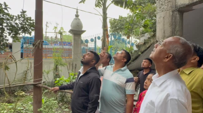 বেস্ট কলকাতা নিউজ : বিদ্যুৎ এর তার পড়ে গিয়ে ঘটে গেলো বিপর্যয়, পরিস্থিতি দেখতে এলেন মেয়র গৌতম দেব