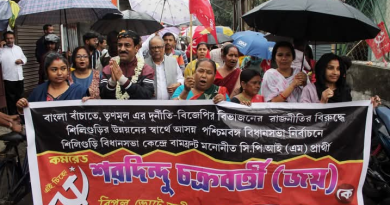 বেস্ট কলকাতা নিউজ : শহর শিলিগুড়িতে মানুষের বাড়িতে বাড়িতে গিয়ে প্রচার করলেন বাম প্রার্থী শরদিন্দু চক্রবর্তী