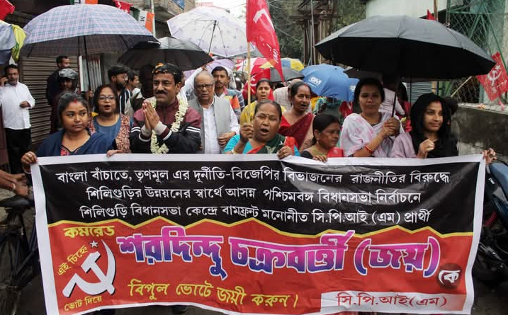 বেস্ট কলকাতা নিউজ : শহর শিলিগুড়িতে মানুষের বাড়িতে বাড়িতে গিয়ে প্রচার করলেন বাম প্রার্থী শরদিন্দু চক্রবর্তী