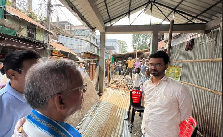 বেস্ট কলকাতা নিউজ : নির্বাচনী প্রচারে এসে মহাবিস্থান মাছ বাজার পরিদর্শন করলেন শিলিগুড়ির মেয়র গৌতম দেব