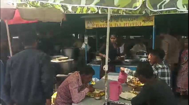 বেস্ট কলকাতা নিউজ : শিলিগুড়ির সেবক রোডে বাবুদার মাছ এবং মাংসের হোটেল,কত ধরনের ভিড় হতে পারে, যা দেখলেও ভাবা যায়না