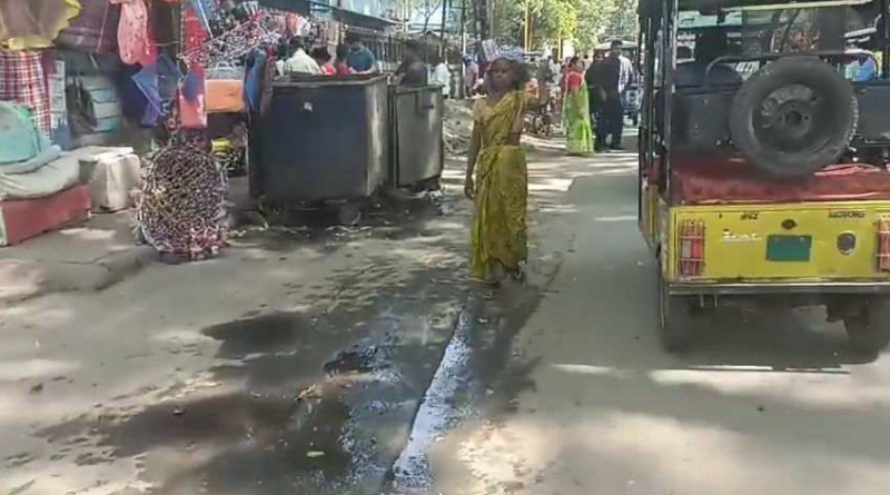 বেস্ট কলকাতা নিউজ : মন্দিরের সামনে গাড়ি রাখা কে নিয়ে এক চরম সমস্যায় শিলিগুড়ির মানুষজন