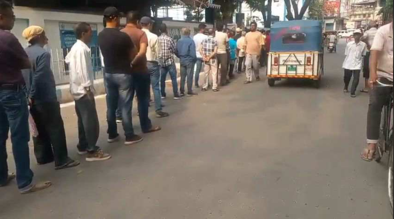 বেস্ট কলকাতা নিউজ : শিলিগুড়িতে চলছে ভোটগ্রহণ, ভোটগ্রহণ কেন্দ্রের বাইরে পড়লো ভোটারদের লম্বা লাইন