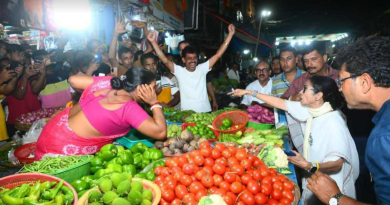 বেস্ট কলকাতা নিউজ : বাড়ির জন্য সবজি কিনলেন মুখ্যমন্ত্রী মমতা বন্দ্যোপাধ্যায় , জয় বাংলা" ধ্বনি দিয়ে উঠলেন সবজি বিক্রেতারা