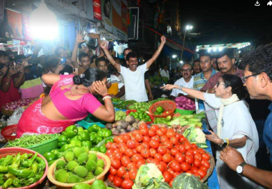 বেস্ট কলকাতা নিউজ : বাড়ির জন্য সবজি কিনলেন মুখ্যমন্ত্রী মমতা বন্দ্যোপাধ্যায় , জয় বাংলা" ধ্বনি দিয়ে উঠলেন সবজি বিক্রেতারা