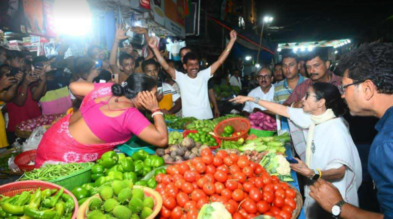 বেস্ট কলকাতা নিউজ : বাড়ির জন্য সবজি কিনলেন মুখ্যমন্ত্রী মমতা বন্দ্যোপাধ্যায় , জয় বাংলা" ধ্বনি দিয়ে উঠলেন সবজি বিক্রেতারা