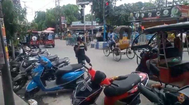 বেস্ট কলকাতা নিউজ : ভোটপর্ব শেষ হতেই ফের অবৈধ পার্কিং এর দাপট বাড়লো শহর শিলিগুড়িতে