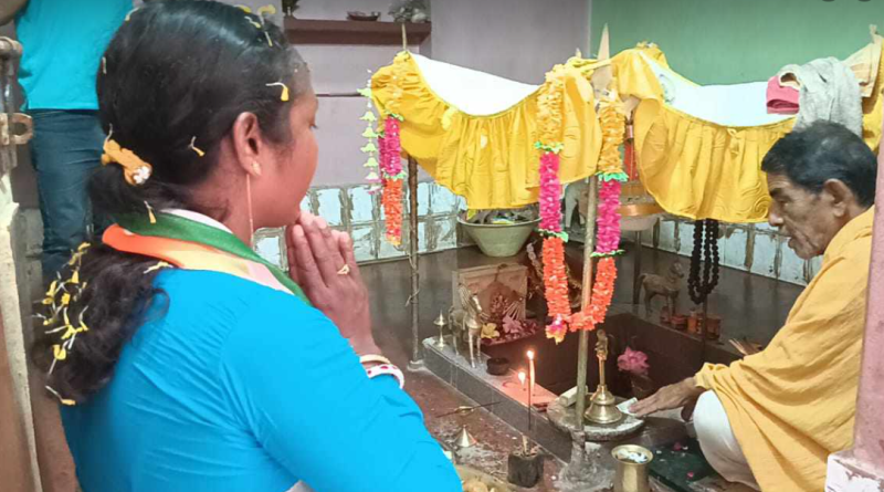 বেস্ট কলকাতা নিউজ : শিব মন্দিরে পুজো দিয়ে প্রচার শুরু করলেন বাঁকুড়ার ইন্দাস বিধানসভার তৃণমূল কংগ্রেস প্রার্থী শ্যামলী রায় বাগদী