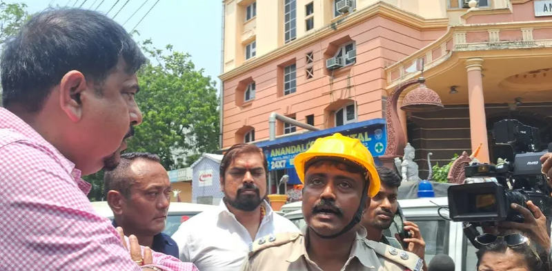 বেস্ট কলকাতা নিউজ : সল্টলেকের আনন্দলোক হাসপাতালে আগুন, সরানো হল রোগীদের; ঘটনাস্থলে পৌঁছলো দমকলের ৫ ইঞ্জিন