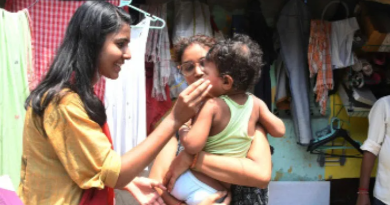 বেস্ট কলকাতা নিউজ : চোখের সংক্রমণ নিয়েও নিজের কেন্দ্রের সঙ্গে চলছে জেলায় জেলায় প্রচার, তরুণের স্বপ্ন নিয়ে ছুটে চলেছেন সিপিএম প্রার্থী আফরিন বেগম