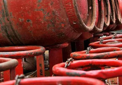 বেস্ট কলকাতা নিউজ : বহরমপুরে গ্যাসের ব্যাপক কালোবাজরি , ২৫ দিনেও মিলছে না সিলিন্ডার , দর হাঁকছে ২৪০০ টাকা