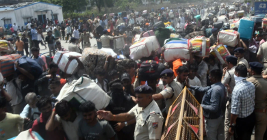 বেস্ট কলকাতা নিউজ : পরিযায়ী শ্রমিকদের উপর নির্মম লাঠিচার্জ! এক চরম বিতর্কে জড়ালো গুজরাট পুলিশ