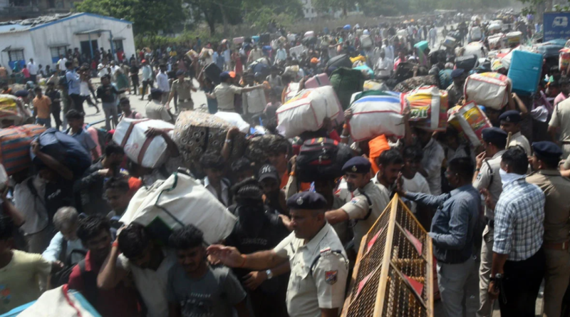 বেস্ট কলকাতা নিউজ : পরিযায়ী শ্রমিকদের উপর নির্মম লাঠিচার্জ! এক চরম বিতর্কে জড়ালো গুজরাট পুলিশ
