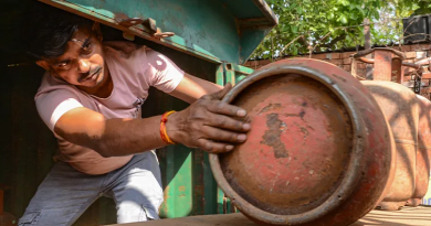 বেস্ট কলকাতা নিউজ : জ্বালানি চরম সংকটে খরচ বৃদ্ধি শহরে, গ্রামে ফিরছেন পরিযায়ী শ্রমিকরা