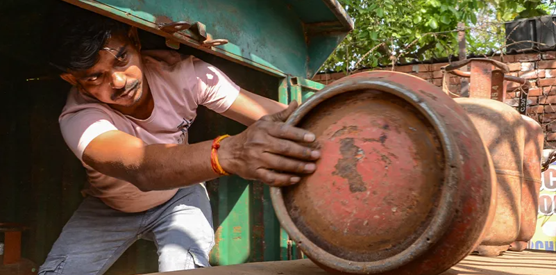 বেস্ট কলকাতা নিউজ : জ্বালানি চরম সংকটে খরচ বৃদ্ধি শহরে, গ্রামে ফিরছেন পরিযায়ী শ্রমিকরা