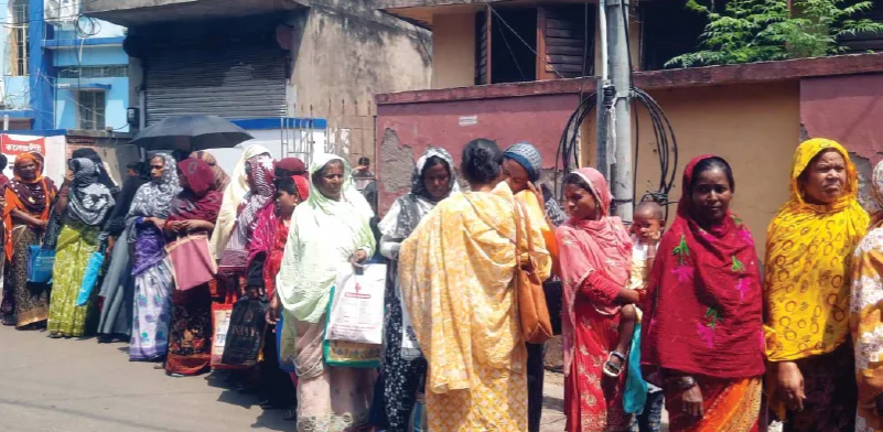 বেস্ট কলকাতা নিউজ : মাথায় উঠেছে নববর্ষের উৎসব , কাটোয়া মহকুমা এলাকায় ট্রাইবুনালের লাইনে দাঁড়িয়ে চরম নাস্তানাবুদ হল আমজনতা