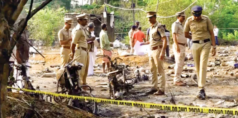বেস্ট কলকাতা নিউজ : কেরলে আতশবাজিরর কারখানায় বিস্ফোরণে মৃত ১৩ জন শ্রমিক , আতঙ্কের ছাপ অগ্নিকাণ্ডে জীবিত কর্মীর চোখে মুখে