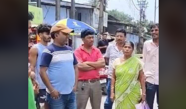 বেস্ট কলকাতা নিউজ : শিলিগুড়ির ফুলবাড়িতে মহিলার গয়না নিয়ে পালালো এক যুবক