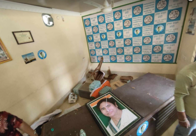 বেস্ট কলকাতা নিউজ : শিলিগুড়ির ৩৩ নং ওয়ার্ড এ ভাঙচুর করা হল তৃণমূল কংগ্রেস এর পার্টি অফিস, এমনকি ভেঙে ফেলা হল টিভি এবং চেয়ার টেবিল