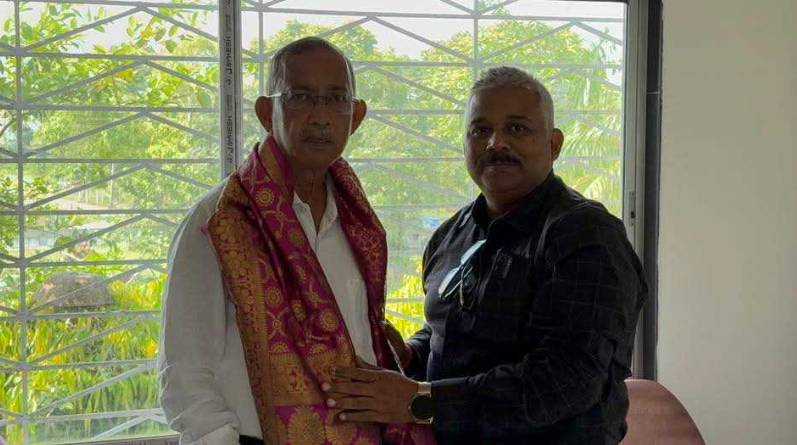 শিলিগুড়ি মেয়রের পথ থেকে সরে দাঁড়ানোর ইচ্ছে প্রকাশ করলেন গৌতম দেব শিলিগুড়ি: শিলিগুড়ি মেয়রের পথ থেকে সরে দাঁড়ানোর ইচ্ছে প্রকাশ করলেন গৌতম দেব। এমনকি ঘরোয়াভাবে তিনি ইতিমধ্যেই আলোচনাও করেছেন এ নিয়ে। এবং তিনি বলেন বিষয়টি আমি দলকে জানাবো। এবার দল যেটা বলবে তাই করব। মূলত সদ্য বিধানসভা ভোটে শিলিগুড়ির তৃণমূল প্রার্থী গৌতম দেব বিপুল ভোটের ব্যবধানে বিজেপি প্রার্থী শংকর ঘোষের কাছে হেরে যান। জানা গিয়েছে এই হার মানসিকভাবে হয়তো তিনি মেনে নিতে পারেননি। যে কারণে তাকে অনেকটা বিধ্বস্ত লাগছে। এমনকি মানসিকভাবেও ভালো নেই গৌতম দেব। অনেকটা ঋণের বোঝা রয়েছে তার ঘাড়ে। এমনকি নিজের বাড়ি ভাড়া দেওয়ার কথাও নাকি তিনি ভাবছেন। এদিকে বাড়িতে পোষ্য কুকুর নিয়েও তিনি চিন্তা করছেন। বেস্ট কলকাতা নিউজ : শিলিগুড়ি মেয়রের পথ থেকে সরে দাঁড়ানোর ইচ্ছে প্রকাশ করলেন গৌতম দেব