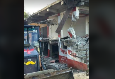 বেস্ট কলকাতা নিউজ : মাদক কারবারির বেআইনি বাণিজ্যিক কমপ্লেক্স ভেঙে দিল অনন্তনাগ জেলা পুলিশ