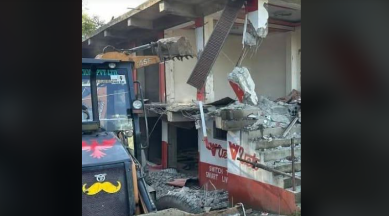 বেস্ট কলকাতা নিউজ : মাদক কারবারির বেআইনি বাণিজ্যিক কমপ্লেক্স ভেঙে দিল অনন্তনাগ জেলা পুলিশ