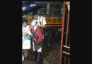 বেস্ট কলকাতা নিউজ : গণতন্ত্রের প্রতি যত্ন, ইভিএম পাহারা দিয়ে নিয়ে যাচ্ছেন পুলিশ কর্মীরা