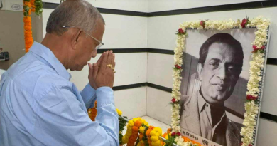 বেস্ট কলকাতা নিউজ : বিশ্ববিখ্যাত বাঙালি চলচ্চিত্র পরিচালক সত্যজিৎ রায় -এর ১০৫তম জন্মজয়ন্তী উপলক্ষ্যে বিনম্র শ্রদ্ধাঞ্জলি নিবেদন করলেন মেয়র গৌতম দেব