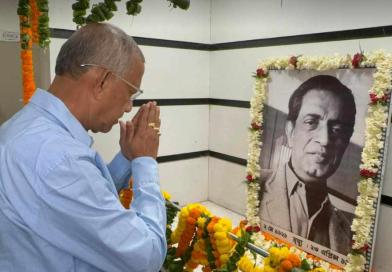 বেস্ট কলকাতা নিউজ : বিশ্ববিখ্যাত বাঙালি চলচ্চিত্র পরিচালক সত্যজিৎ রায় -এর ১০৫তম জন্মজয়ন্তী উপলক্ষ্যে বিনম্র শ্রদ্ধাঞ্জলি নিবেদন করলেন মেয়র গৌতম দেব