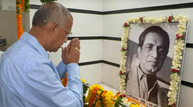 বেস্ট কলকাতা নিউজ : বিশ্ববিখ্যাত বাঙালি চলচ্চিত্র পরিচালক সত্যজিৎ রায় -এর ১০৫তম জন্মজয়ন্তী উপলক্ষ্যে বিনম্র শ্রদ্ধাঞ্জলি নিবেদন করলেন মেয়র গৌতম দেব