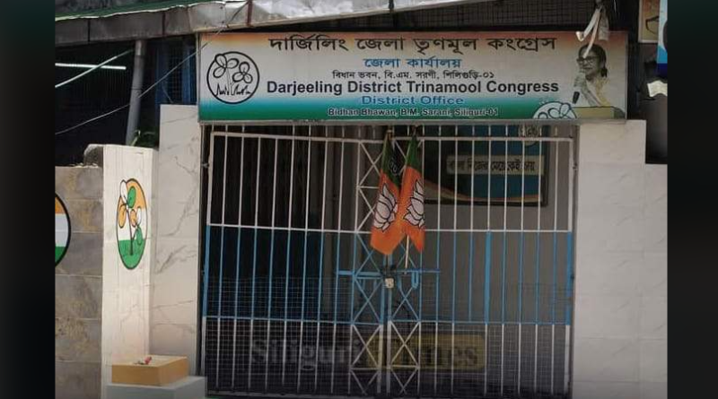 বেস্ট কলকাতা নিউজ : বিজেপির পতাকা লাগানোর অভিযোগ উঠলো শিলিগুড়ি তৃণমূল কংগ্রেস এর জেলা অফিসে