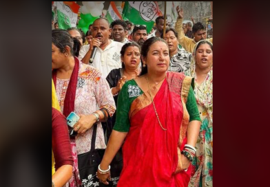 বিস্ফোরক পাপিয়া ঘোষ, দলের উপরমহলের কর্তাদের জন্য আজকে দলের এই অবস্থা- এমনটাই জানালেন তিনি নিজস্ব সংবাদ দাতা : বিস্ফোরক প্রাক্তন জেলা সভাপতি পাপিয়া ঘোষ। এদিন তিনি জানান কিছু মানুষের অহংকার, এবং দুর্ব্যবহারের জন্য আজকে দলের এই চরম দূরঅবস্থা। নিচু তলার কর্মীদের পাত্তাই দেওয়া হয়নি, কর্মীদের সাথে কুকুর বিড়ালের মত ব্যবহার করা হয়েছে। পাপিয়া দেবী এদিন আরো জানান কিছু না দিলে দলের কাছ থেকে কিছু পাওয়া যায় না। এইভাবে দল চলে না, মানুষ বিশ্বাস করে আমাদের ক্ষমতায় এনেছিল কিন্তু আমরা সেই ক্ষমতার অপব্যবহার করেছি। এর মূল্য তো আমাদের দিতেই হবে। পাপিয়া ঘোষ এদিন এও বলেন সবার আগে দল বড়, এটা আমাদের সবার ভাবা উচিত ছিল। কিন্তু আমরা সেটা ভাবিনি, আমরা আমাদের ইচ্ছেমতো দলকে চালিয়েছি। এবং তার মূল্য আমাদের দিতে হচ্ছে। পাপিয়া ঘোষ আরো বলেন নেতাদের এত অহংকার হয়ে গিয়েছিল যে নিচুতলার কর্মীদের মানুষই ভাবতেন না। দলকে জেতানোর দায়িত্ব দেখাও নেতার কাজ ছিল সেই জায়গাটা দিয়ে আমরা সম্পূর্ণভাবে ব্যর্থ। যার জন্য আজকে এই অবস্থা। পাপিয়া ঘোষ জানান অনেকদিন আগের থেকে এই ঘটনা গুলি চলছিল। কিন্তু জেনেও সবাই চুপচাপ ছিল। এটা হতে পারে না। আমাদের মুখ্যমন্ত্রী মমতা বন্দ্যোপাধ্যায় যে কঠিন পরিশ্রম করে দল কে এনেছিলেন তার মূল্য আমরা রাখতে পারলাম না। এর মূল্য তো আমাদের দিতেই হবে। বেস্ট কলকাতা নিউজ : বিস্ফোরক পাপিয়া ঘোষ, দলের উপরমহলের কর্তাদের জন্য আজকে দলের এই অবস্থা- এমনটাই জানালেন তিনি