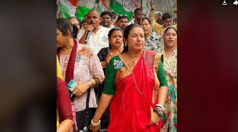 বিস্ফোরক পাপিয়া ঘোষ, দলের উপরমহলের কর্তাদের জন্য আজকে দলের এই অবস্থা- এমনটাই জানালেন তিনি নিজস্ব সংবাদ দাতা : বিস্ফোরক প্রাক্তন জেলা সভাপতি পাপিয়া ঘোষ। এদিন তিনি জানান কিছু মানুষের অহংকার, এবং দুর্ব্যবহারের জন্য আজকে দলের এই চরম দূরঅবস্থা। নিচু তলার কর্মীদের পাত্তাই দেওয়া হয়নি, কর্মীদের সাথে কুকুর বিড়ালের মত ব্যবহার করা হয়েছে। পাপিয়া দেবী এদিন আরো জানান কিছু না দিলে দলের কাছ থেকে কিছু পাওয়া যায় না। এইভাবে দল চলে না, মানুষ বিশ্বাস করে আমাদের ক্ষমতায় এনেছিল কিন্তু আমরা সেই ক্ষমতার অপব্যবহার করেছি। এর মূল্য তো আমাদের দিতেই হবে। পাপিয়া ঘোষ এদিন এও বলেন সবার আগে দল বড়, এটা আমাদের সবার ভাবা উচিত ছিল। কিন্তু আমরা সেটা ভাবিনি, আমরা আমাদের ইচ্ছেমতো দলকে চালিয়েছি। এবং তার মূল্য আমাদের দিতে হচ্ছে। পাপিয়া ঘোষ আরো বলেন নেতাদের এত অহংকার হয়ে গিয়েছিল যে নিচুতলার কর্মীদের মানুষই ভাবতেন না। দলকে জেতানোর দায়িত্ব দেখাও নেতার কাজ ছিল সেই জায়গাটা দিয়ে আমরা সম্পূর্ণভাবে ব্যর্থ। যার জন্য আজকে এই অবস্থা। পাপিয়া ঘোষ জানান অনেকদিন আগের থেকে এই ঘটনা গুলি চলছিল। কিন্তু জেনেও সবাই চুপচাপ ছিল। এটা হতে পারে না। আমাদের মুখ্যমন্ত্রী মমতা বন্দ্যোপাধ্যায় যে কঠিন পরিশ্রম করে দল কে এনেছিলেন তার মূল্য আমরা রাখতে পারলাম না। এর মূল্য তো আমাদের দিতেই হবে। বেস্ট কলকাতা নিউজ : বিস্ফোরক পাপিয়া ঘোষ, দলের উপরমহলের কর্তাদের জন্য আজকে দলের এই অবস্থা- এমনটাই জানালেন তিনি