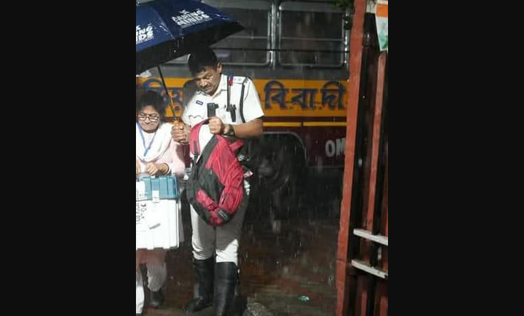 বেস্ট কলকাতা নিউজ : গণতন্ত্রের প্রতি যত্ন, ইভিএম পাহারা দিয়ে নিয়ে যাচ্ছেন পুলিশ কর্মীরা