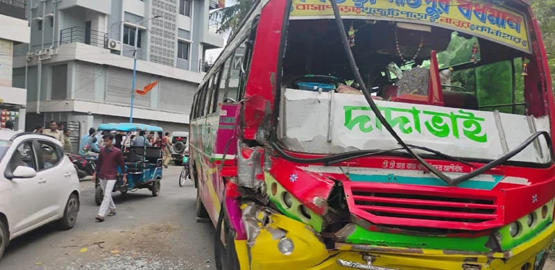 বেস্ট কলকাতা নিউজ : কনেযাত্রী বোঝাই বাসের সঙ্গে ট্রাক্টরের মুখোমুখি সংঘর্ষ, আহত হল অন্তত ৮ জন যাত্রী