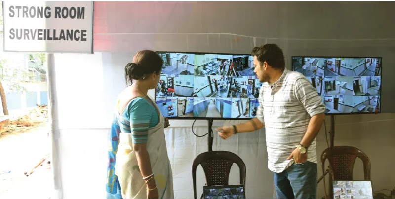 বেস্ট কলকাতা নিউজ : যাদবপুরের রাস্তায় ইভিএম বোঝাই কন্টেনার! স্ট্রংরুমের বাইরে লাইভ ফুটেজে চোখ সব দলের কর্মীদের