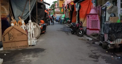 বেস্ট কলকাতা নিউজ : কুমোরটুলিজুড়ে নেই কোনো রকম ব্যস্ততা, পেটের টানে এখন শীতলা-রক্ষাকালীই একমাত্র ভরসা মৃৎশিল্পীদের