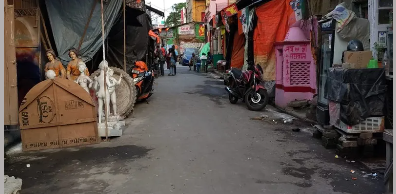 বেস্ট কলকাতা নিউজ : কুমোরটুলিজুড়ে নেই কোনো রকম ব্যস্ততা, পেটের টানে এখন শীতলা-রক্ষাকালীই একমাত্র ভরসা মৃৎশিল্পীদের