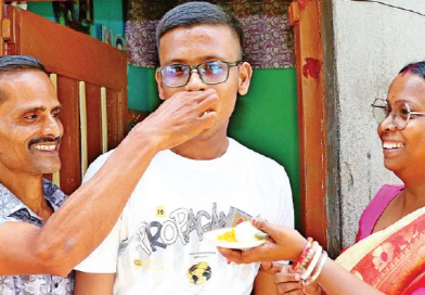 বেস্ট কলকাতা নিউজ : মাধ্যমিকে দশম স্থান অধিকার করলো পশ্চিম বর্ধমানের নিম্নবিত্ত বাড়ির ছেলে অভিষেক